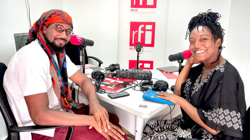 Le guitariste Jimmy Kerby Toussaint et la chanteuse Charline Jean-Gilles posant dans le studio de Koze Kilti.