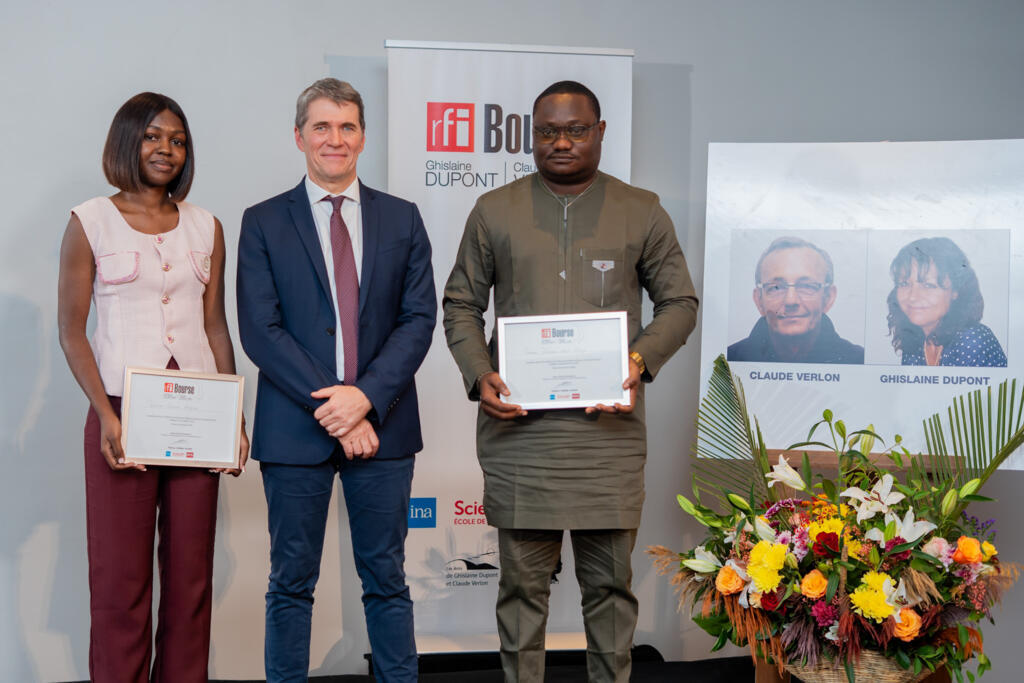 法广颁2025杜邦维尔隆奖学金 2 RFI a attribué ce dimanche 2 novembre 2025, au Sénégal, la Bourse portant leurs noms à Carine Kogné, journaliste à Radio Ndarason International à Maroua (Cameroun) et à Johannes Amos Kodjo, technicien