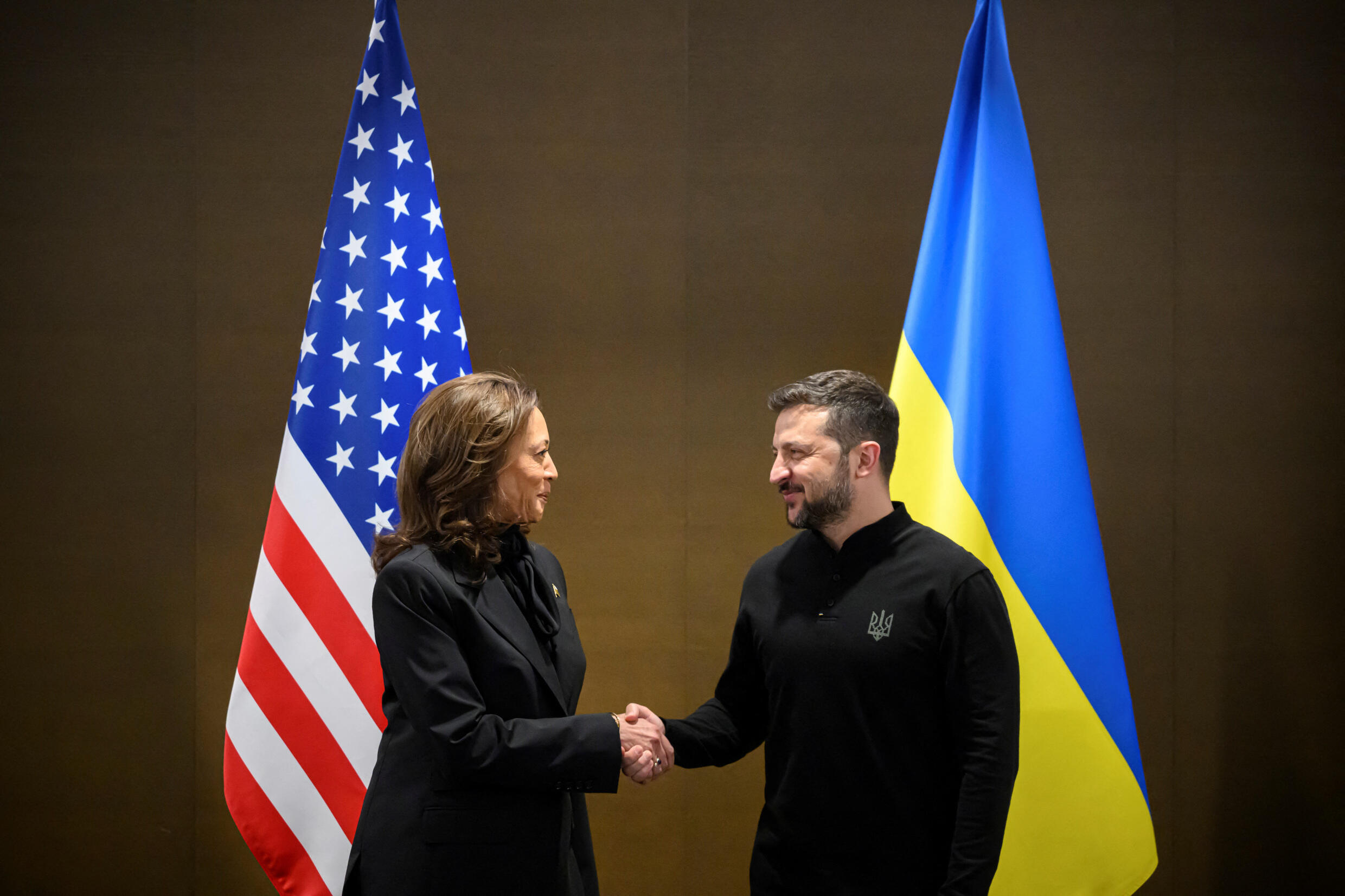 La Vicepresidenta Kamala Harris de los Estados Unidos con el Presidente Volodymyr Zelenskyy de Ucrania (derecha) durante la Cumbre para la paz en Ucrania, en Stansstad cerca de Lucerna, Suiza, el sábado 15 de junio de 2024.