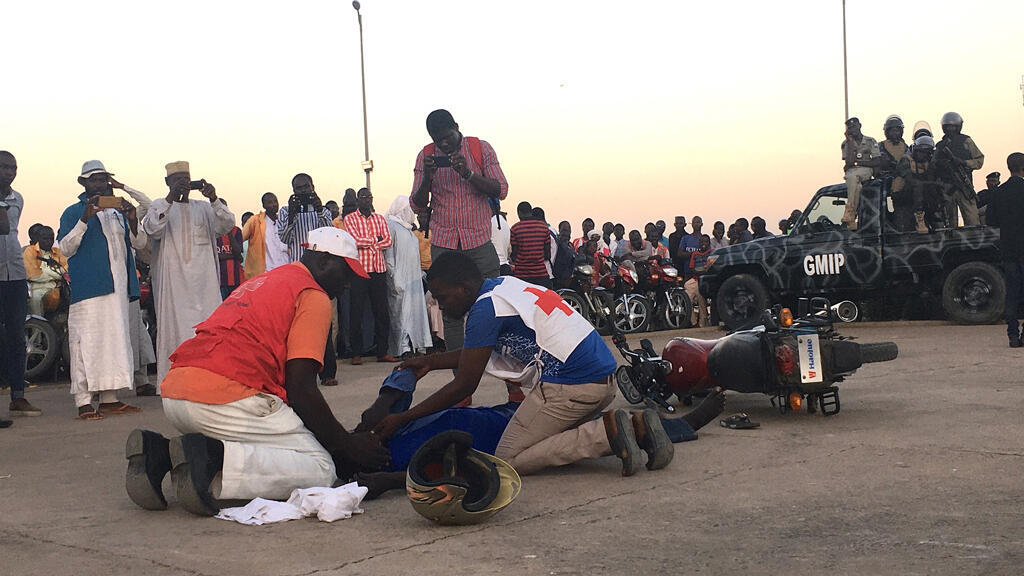 Un mototaxi en pleine séance de formation sur la sécurité routière, dispensée par la Croix rouge à N'Djamena au Tchad.