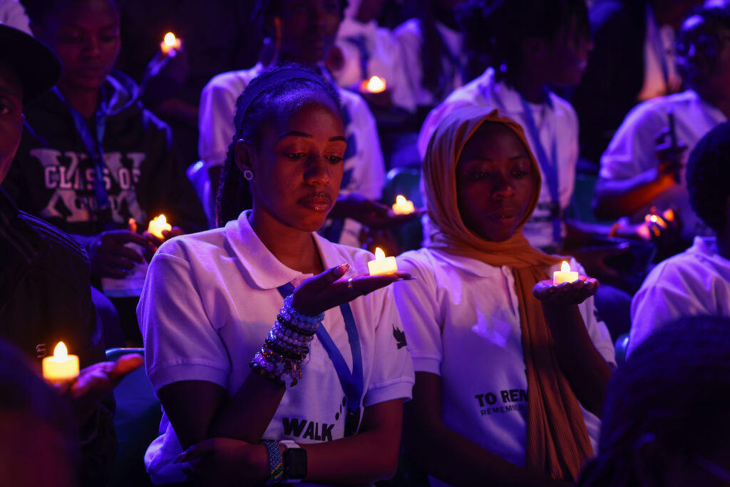De jeunes Rwandais participent à une veillée aux chandelles pour les 100 jours de commémoration du 30e anniversaire du génocide des Tutsis, le 7 avril 2024 à Kigali, au Rwanda.