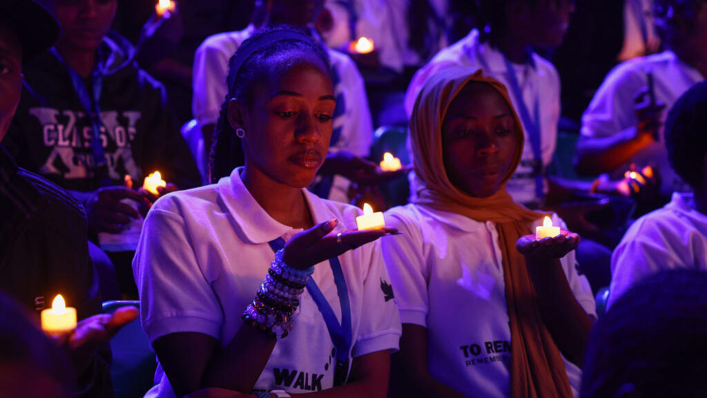 De jeunes Rwandais participent à une veillée aux chandelles pour les 100 jours de commémoration du 30e anniversaire du génocide des Tutsis, le 7 avril 2024 à Kigali, au Rwanda.