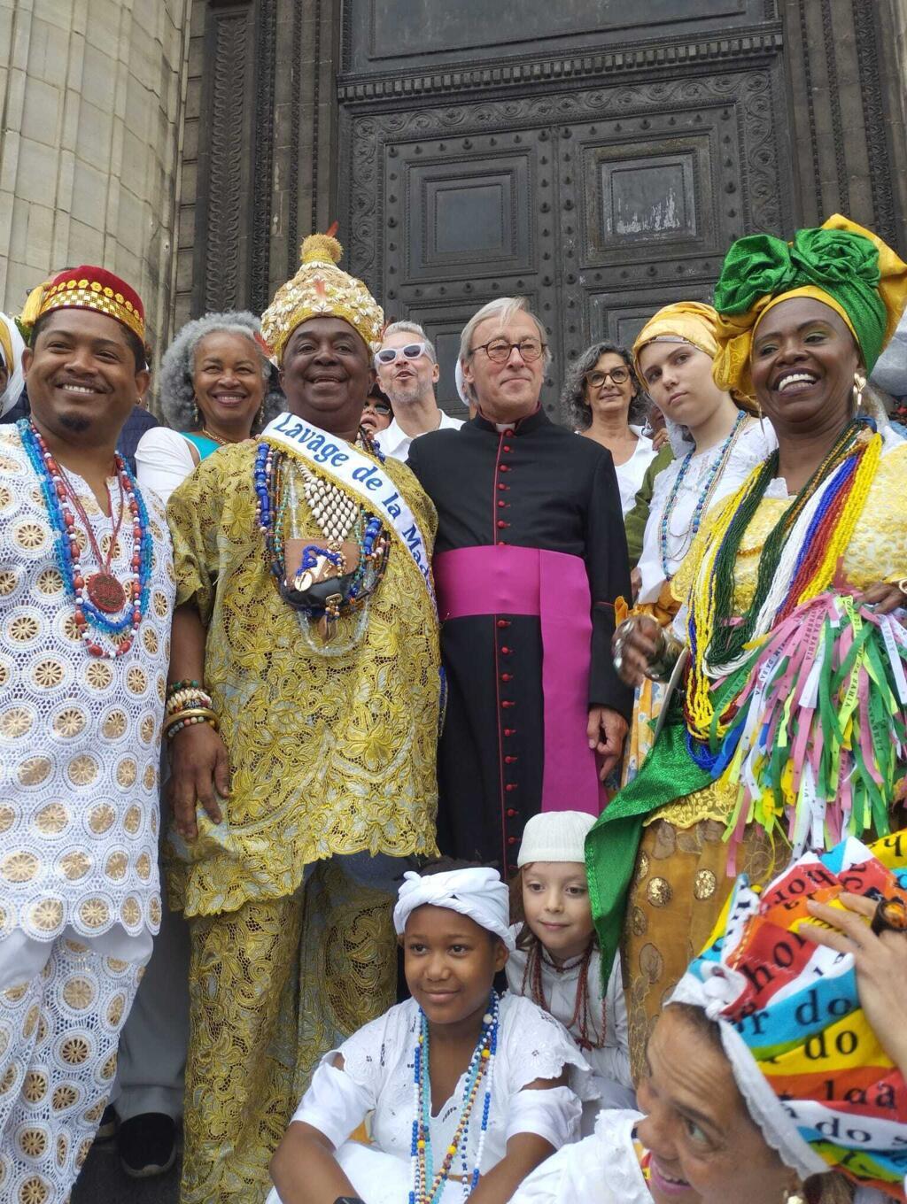 A Lavagem das escadarias da Madeleine foi comandada pelo babalorixá Pai Pote ao lado do pároco da igreja, o monsenhor Patrick Chauvet.