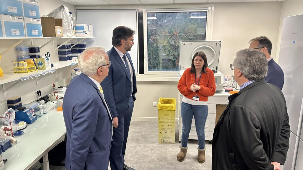 Pesquisadores brasileiros da USP Ribeirão Preto e da Fapesp são recebidos por Marion Alcantara, pesquisadora do Instituto Curie e diretora médica da CellAction, unidade de pesquisa oncológica, em Paris.
