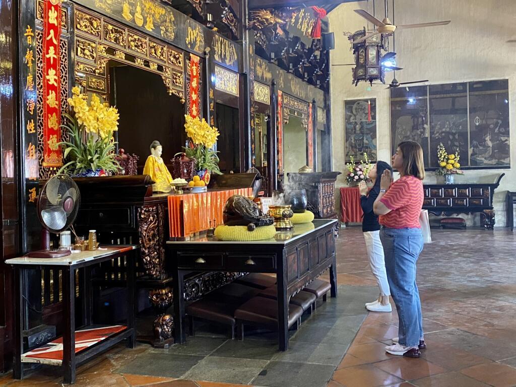 Prières dans le temple de Cheng Hoon Teng.