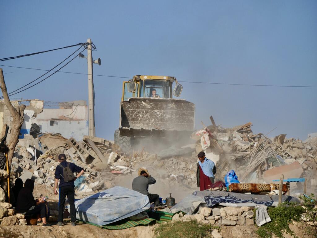 Les maisons de la baie d'Imsouane détruites par les bulldozers sous les regards des habitants du village, le 22 janvier 2024.