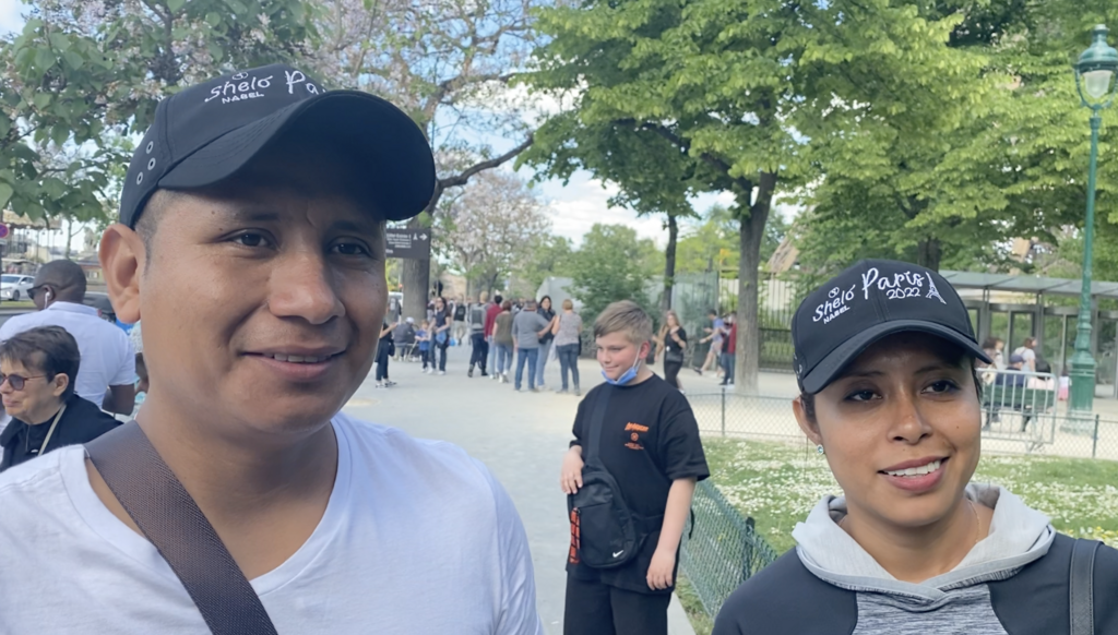 Rodrigo Flores e Guadalupe Romero vieram do México para conhecer Paris, depois de adiarem a viagem várias vezes.