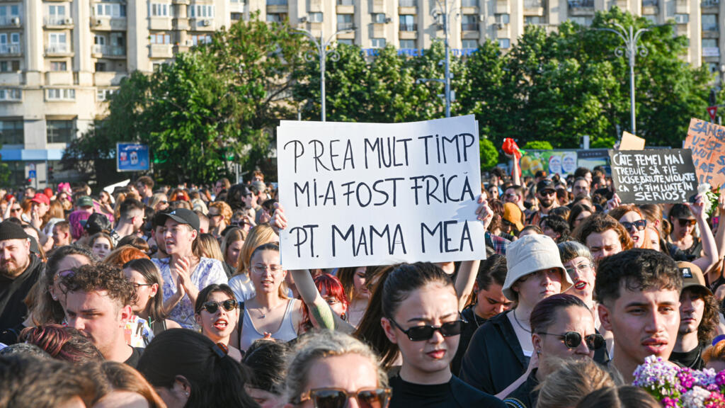 Peste 3000 de oameni , în  Piața Victoriei, pentru a  cere Guvernului măsuri de protejare a femeilor.