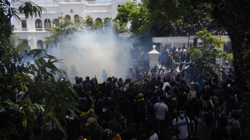 La police a utilisé des gaz lacrymogènes pour disperser les manifestants, à proximité du bureau du Premier ministre, à Colombo, le 13 juillet 2022.