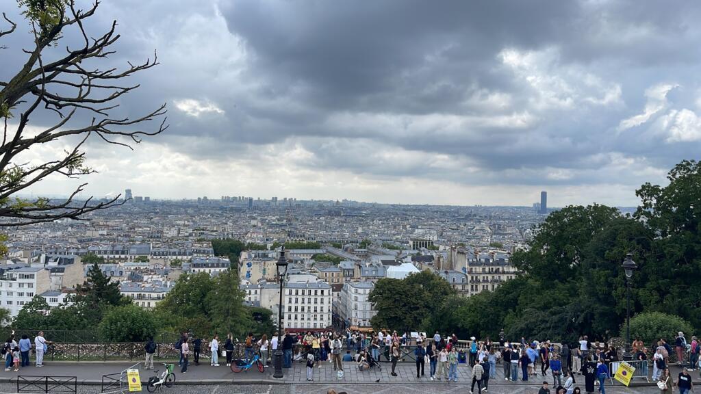 Vista aérea de Paris no bairro de Montmartre. Em 24 de julho de 2025.