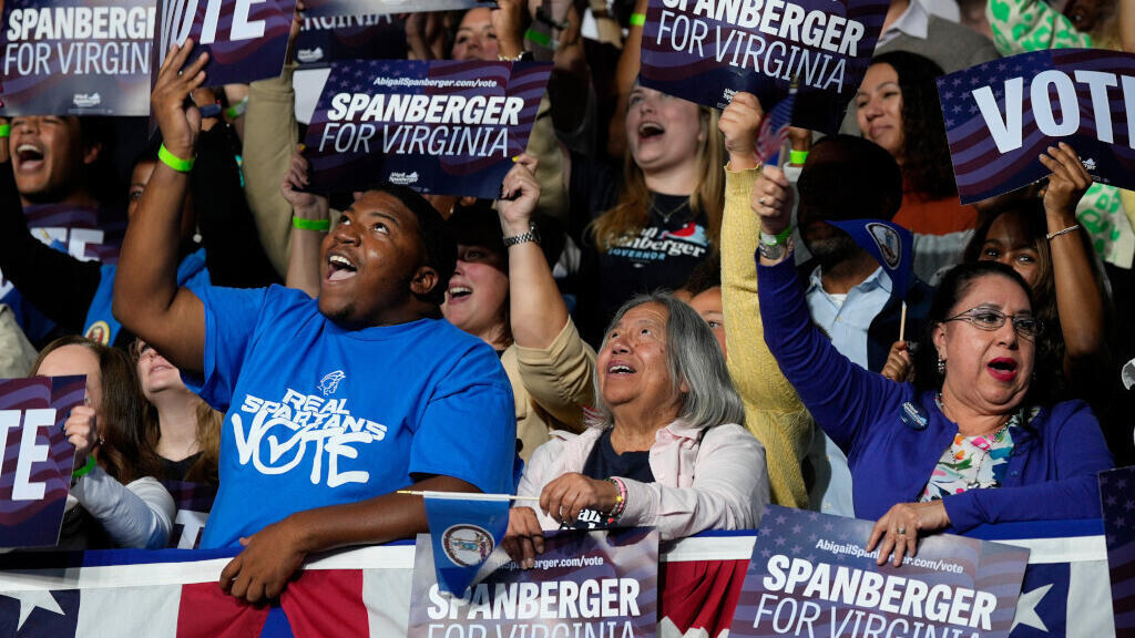 Des partisans d'Abigail Spanberger, candidate démocrate au poste de gouverneure de Virginie, l'acclamation lors d'un événement de campagne avec l'ancien président Barack Obama, le samedi 1er novembre 2025 à Norfolk, en Virginie.