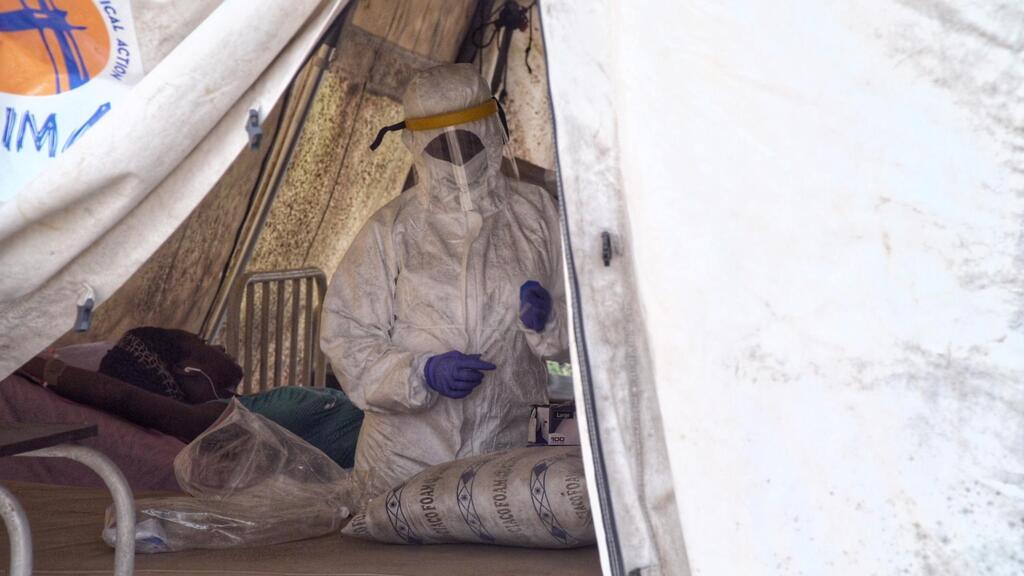 Au Nigeria, le personnel médical doit s'équiper d'une protection spécifique pour soigner les malades atteints de fièvre de Lassa