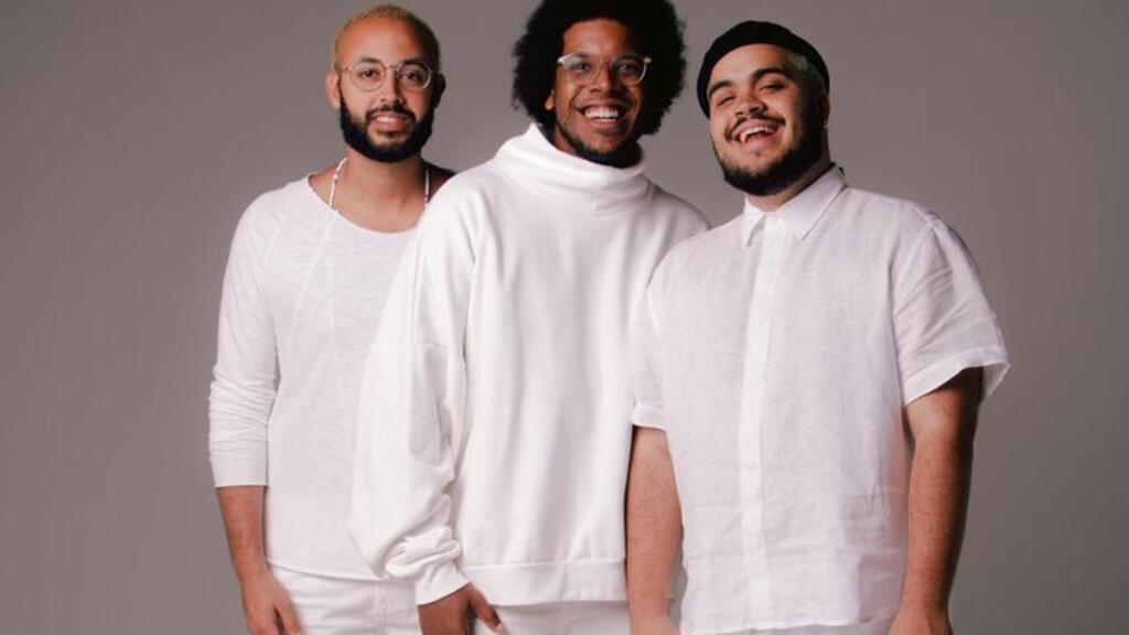 O trio Gilsons lançou seu primeiro álbum, "Pra Gente Acordar", em 2022.