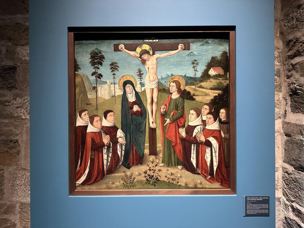 Tranh sơn dầu trên gỗ Chúa Giêsu trên thánh giá bên cạnh Mẹ đồng trinh, thánh Gioan và bẩy giám trợ đang quỳ. Trường phái Picardie (Ecole picarde), Bảo tàng Thành phố Vitré, Pháp, tháng 12/2025.