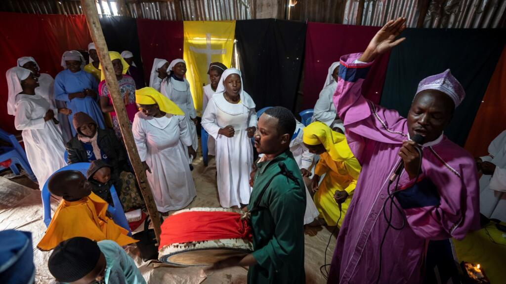Cérémonie religieuse dans une église évangélique du quartier de Kibera à Nairobi, juste avant les élections d’août 2022, les pasteurs priaient pour la paix en attendant les résultats.