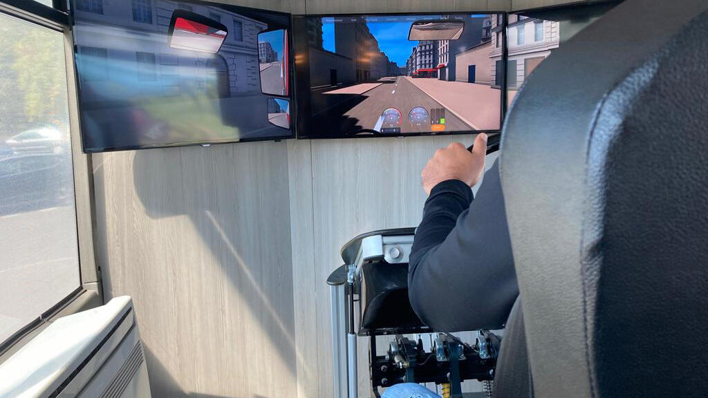 Tester la conduite de bus sur un simulateur pour attirer les candidats, c'est la stratégie de Transdev à Vannes.