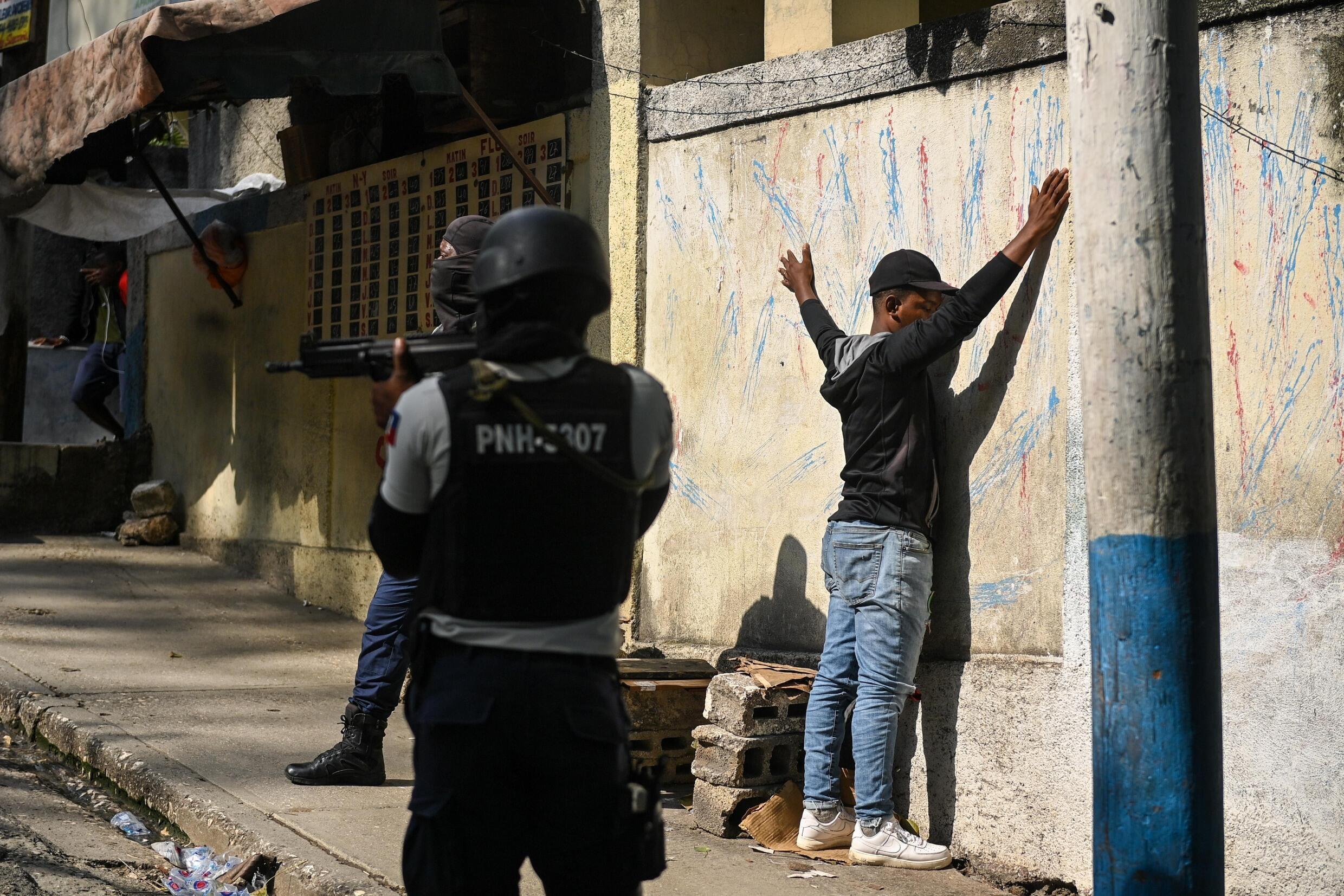 Un hombre ha sido detenido por la policía haitiana en la comuna de Turgeau, en la capital haitiana, durante un tiroteo de bandas armadas, el 24 de abril de 2023