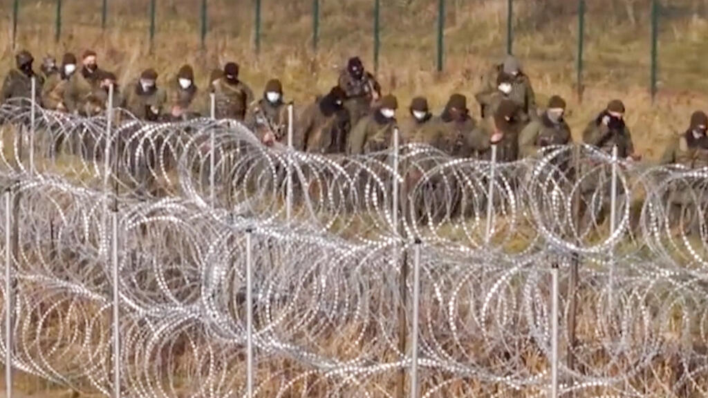 Imagem tirada de um vídeo divulgado em 13 de novembro de 2021 pelo Ministério da Defesa polonês mostrando o posicionamento das forças bielorussas perto do posto fronteiriço de Kuznica.