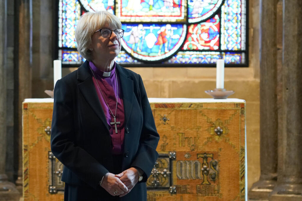 Sarah Mullally, Askofu Mkuu mpya wa Canterbury, kiongozi wa kiroho wa Waanglikana milioni 85 duniani, akipiga picha kwa wanahabari ndani ya Kanisa Kuu la Canterbury huko Canterbury, Uingereza, Ijumaa, Oktoba 3, 2025. (Picha ya AP/Alberto Pezzali)