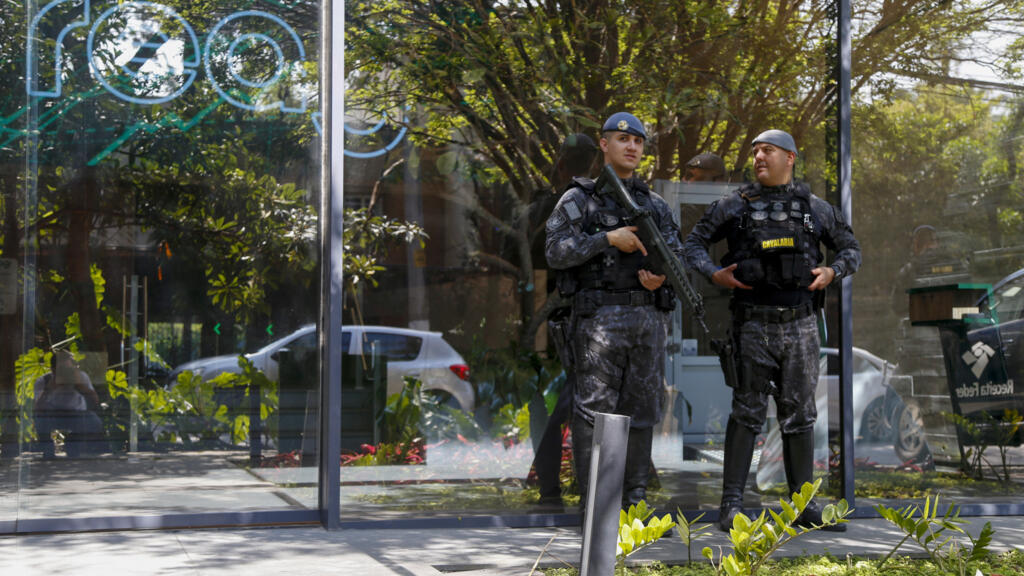 Policiais brasileiros envolvidos na megaoperação da Polícia Federal contra o Primeiro Comando da Capital (PCC).