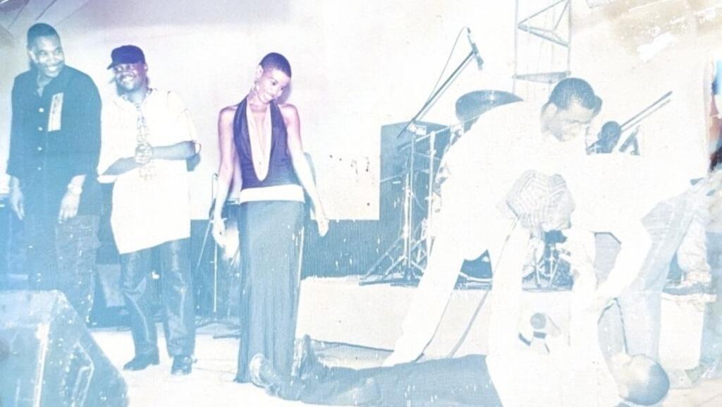 Jocelyne Labylle sur la scène de Couleurs Tropicales à Douala, au Cameroun, en 2001.