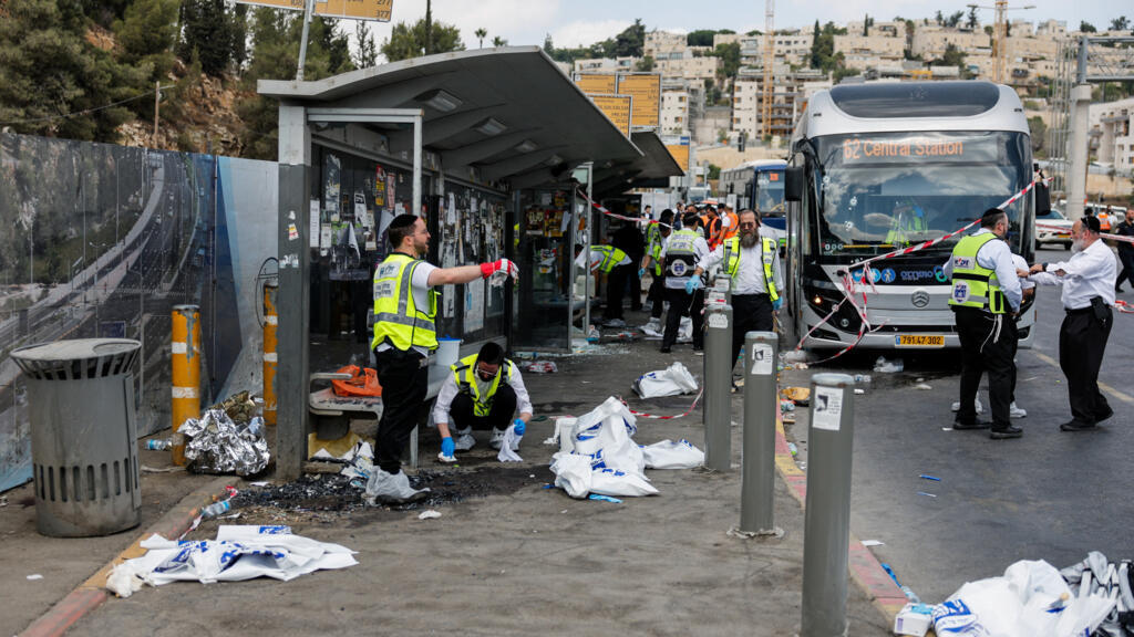 Equipes de emergência trabalham no local onde ocorreu um suposto ataque a tiros nos arredores de Jerusalém, em 8 de setembro de 2025.