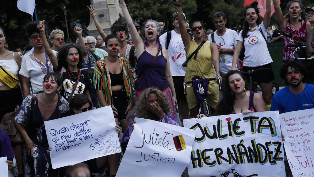 Artistas fazem protesto no Rio de Janeiro, na segunda-feira, 8 de janeiro de 2024, em repúdio a violência contra a mulher após o assassinato da atriz e palhaça venezuelana Julieta Inés Hernández Martínez. O corpo de Hernández, que estava desaparecida desde 23 de dezembro quando viajava de bicicleta, foi encontrado na cidade de Presidente Figueiredo, perto de Manaus, no estado do Amazonas.