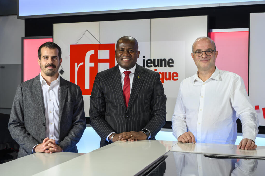 Ismaël Nabé, membre du gouvernement guinéen, aux côtés de Bruno Faure (RFI) et Quentin Velluet (Jeune Afrique).