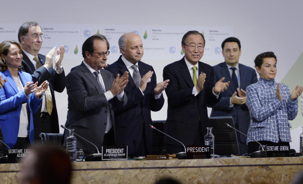 Líderes plaudem adoção do Acordo de Paris sobre o Clima, fechado na COP21, na capital francesa.