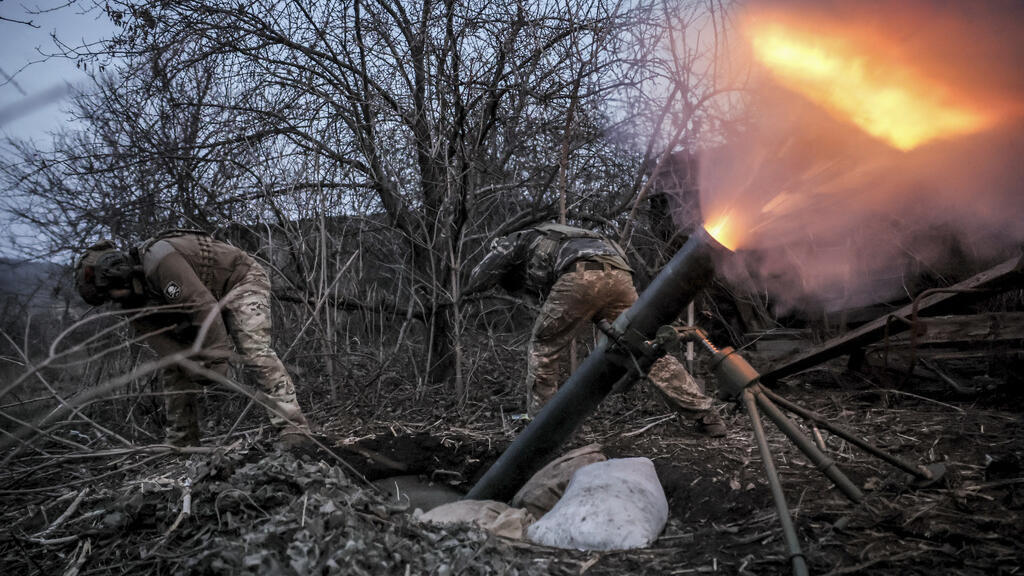 Ảnh tư liệu do Lữ đoàn cơ giới số 24 của Ukraina cung cấp : Binh lính Ukraina bắn đạn 120mm về phía các vị trí của quân đội Nga gần Chasiv Yar, Donetsk, miền Donbass, ngày 16/03/2025. 