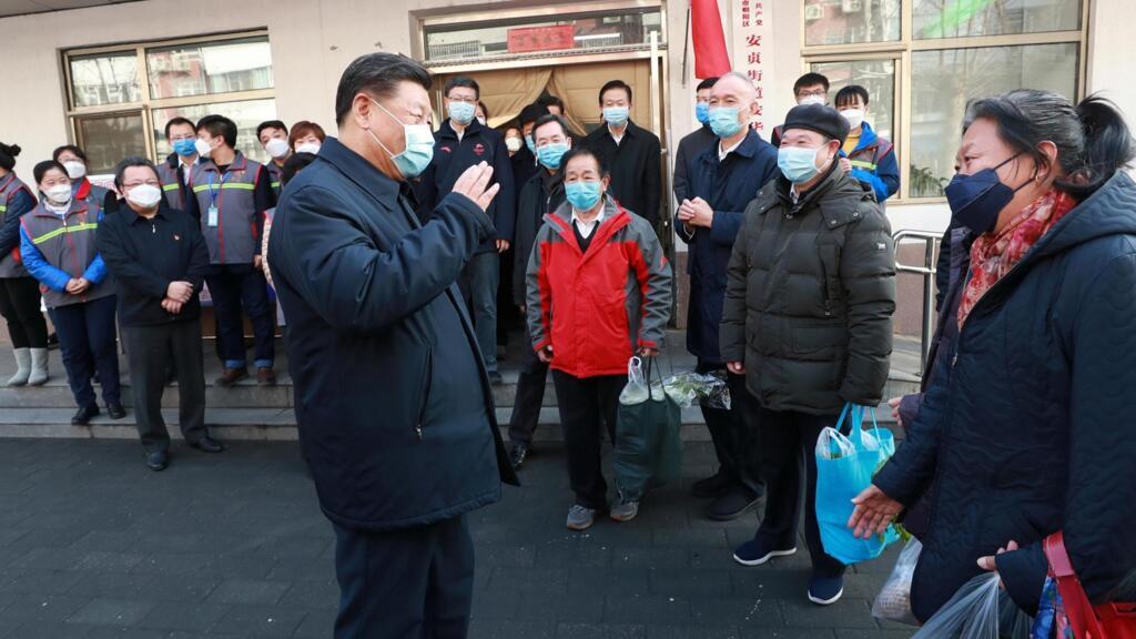 Le président chinois Xi Jinping inspecte le nouveau travail de prévention et de contrôle des coronavirus dans la communauté d'Anhuali à Pékin, Chine, le 10 février 2020.