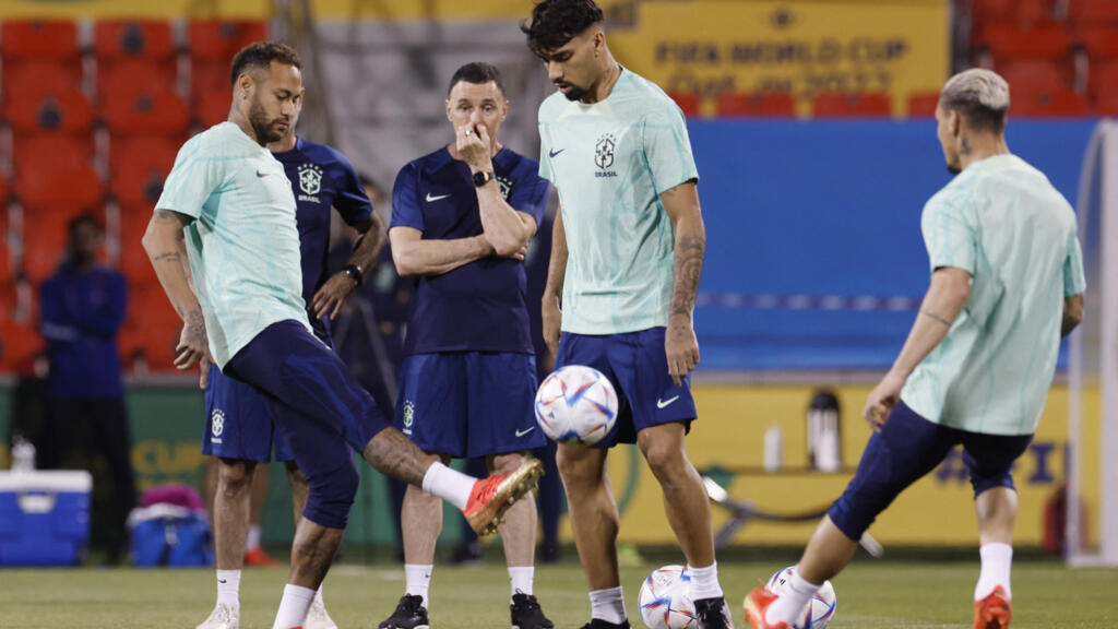 Os brasileiros Neymar e Lucas Paquetá durante o treino no Estádio Al Arabi SC, Doha, Qatar - 23 de novembro de 2022.