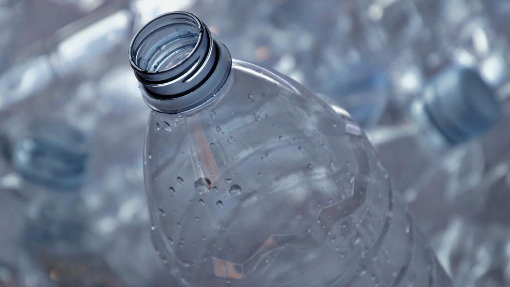 Des élèves de l’ISK, une école internationale du Kenya, ont développé des machines qui permettent de transformer le plastique en objets du quotidien.