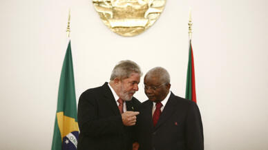 Lorsqu'il était au pouvoir, Lula a renforcé les liens avec de très nombreux pays africains. Ici, lors d'une visite avec l'alors président mozambicain Armando Guebuza, à Maputo, le 9 novembre 2010.