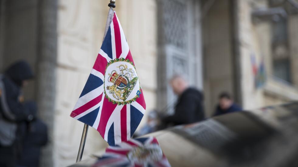Bendera ya Uingereza ikipepea mbele ya balozi wa Uingereza na kwenye gari la Urusi karibu na jengo la Wizara ya Mambo ya Nje ya Urusi huko Moscow, Urusi, Machi 17, 2018.