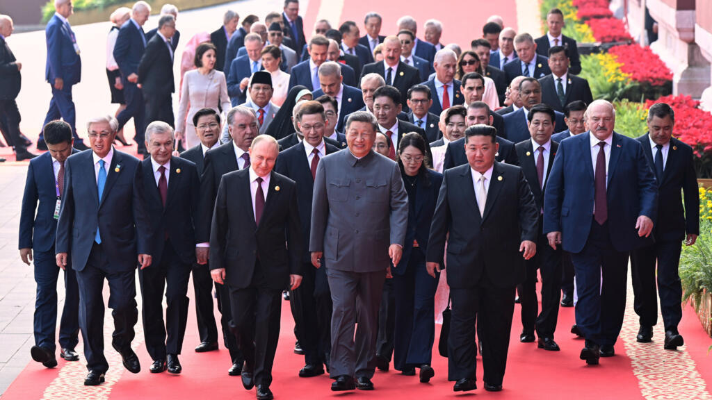 Preşedintele chinez Xi Jinping, omologul său rus Vladimir Putin şi dictatorul nord-coreean Kim Jong Un au asistat împreună, miercuri, la Beijing, la o defilare uriaşă. Se disting în mulțime foștii premieri Adrian Năstase și Viorica Dăncilă.