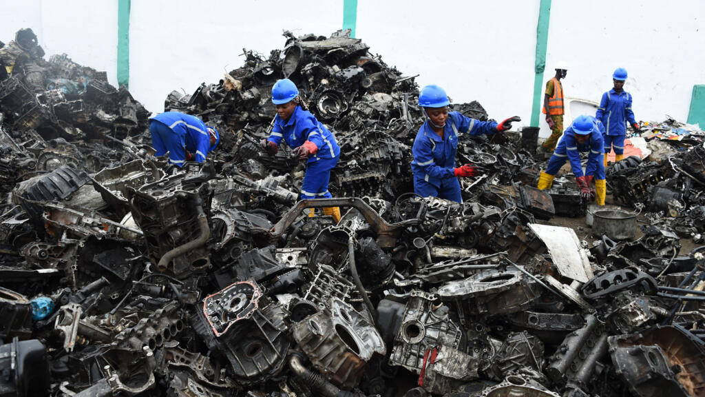 Des travailleurs dans une entreprise de recyclage de métaux à Lagos, le 26 août 2022.