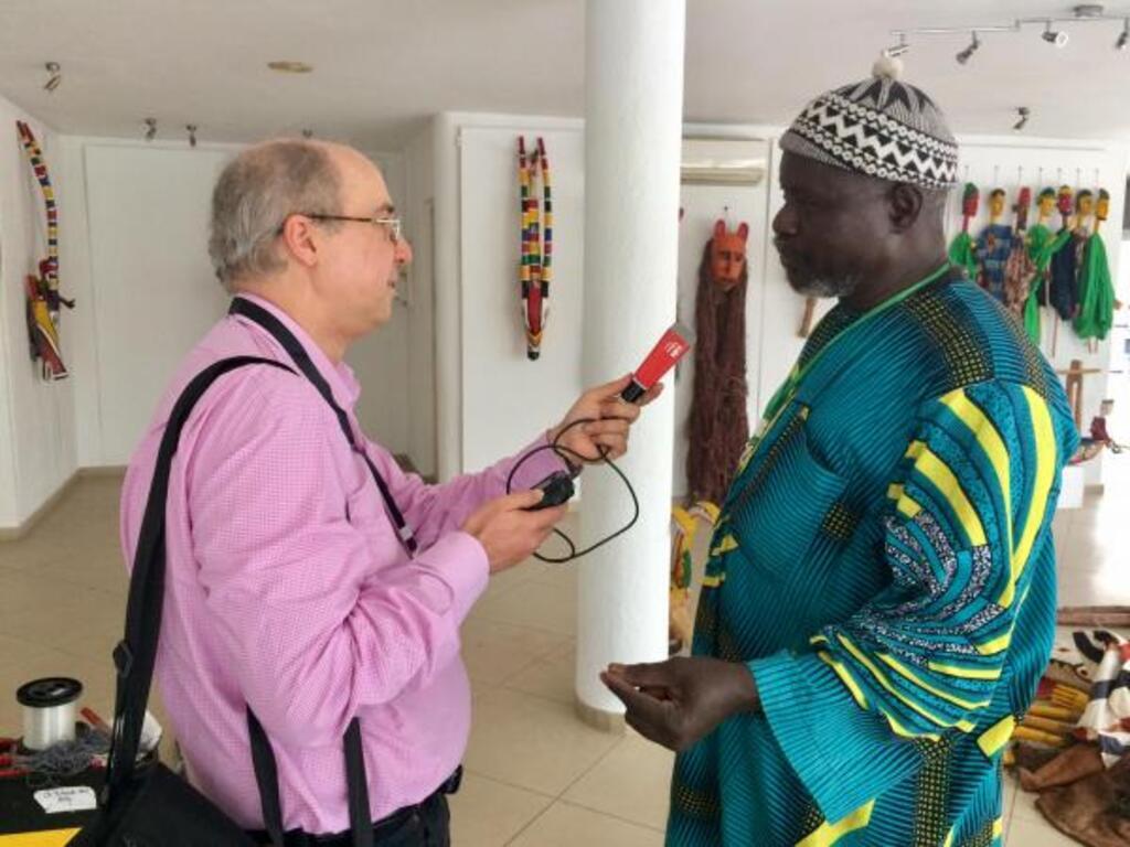 Jean-François Cadet et le marionnettiste Yaya Coulibaly. Rotonde des Arts d'Abidjan.