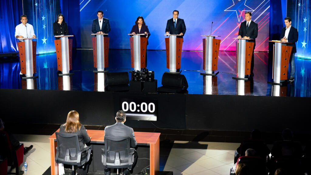 (da esquerda para a direita) Os candidatos presidenciais Ricardo Lombana, Zulay Rodriguez, Jose Gabriel Carrizo, Maribel Gordon, Martin Torrijos, Meliton Arrocha e Romulo Roux participam no primeiro debate presidencial na Cidade do Panamá, a 26 de fevereiro de 2024