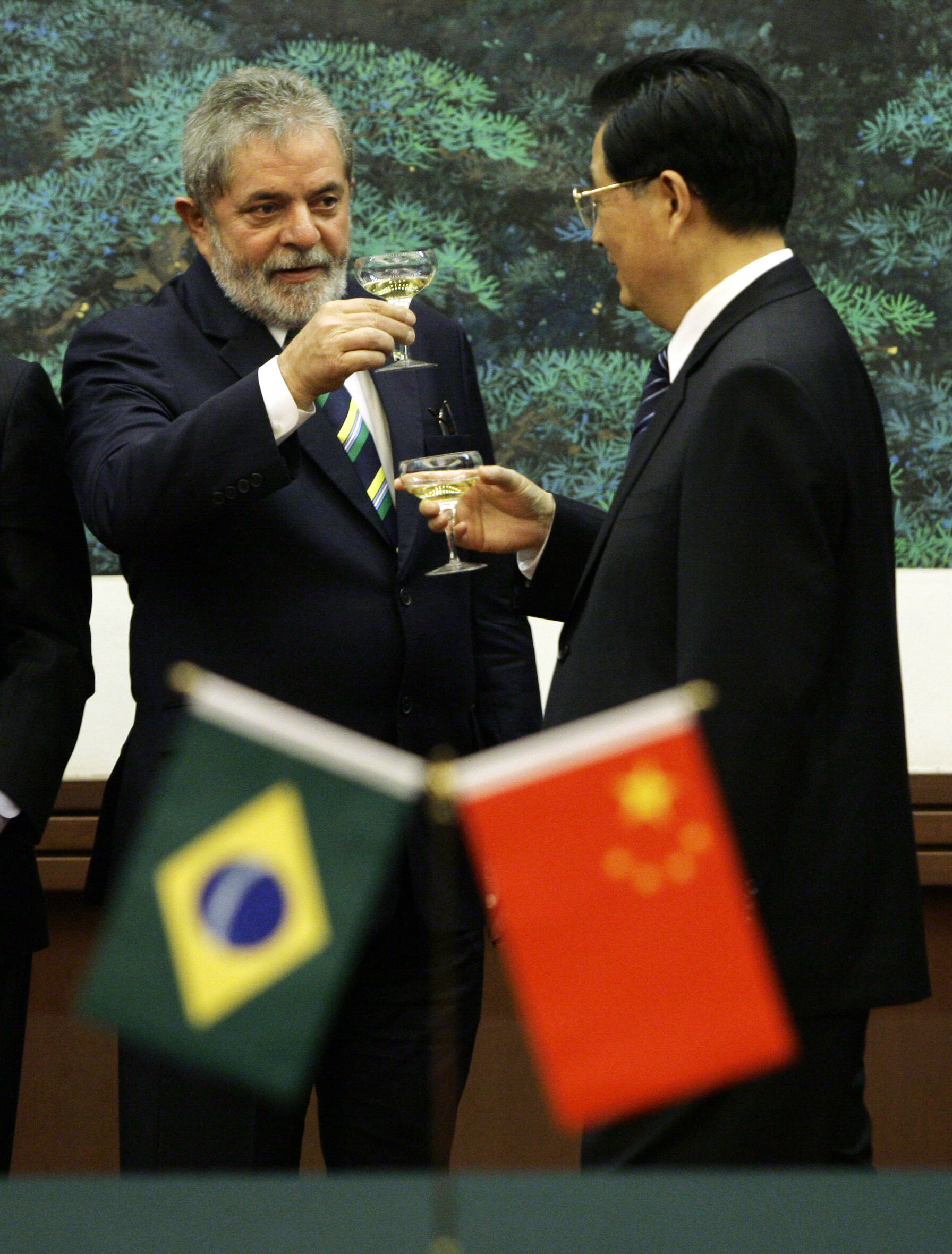El presidente de Brasil, Luiz Inacio Lula da Silva, hace un brindis con el entonces mandatario chino Hu Jintao, durante una ceremonia de firma de acuerdos en el Gran Salón del Pueblo en Pekín, el 18 de mayo de 2009