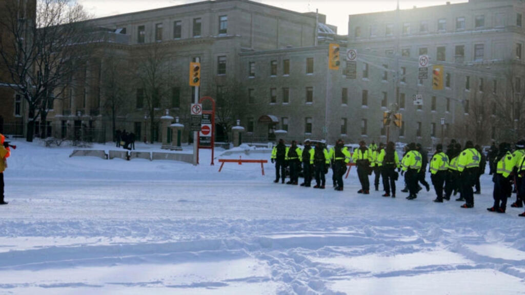 La police canadienne dans les rues de la capitale fédérale Ottawa.