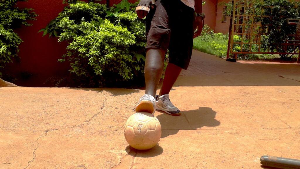 Soufi, 24 ans, improvise une partie de football au centre père Bernard Verspieren de Bamako, le 8 juillet 2021. Il a perdu sa jambe droite lors du passage de son véhicule sur un engin explosif.