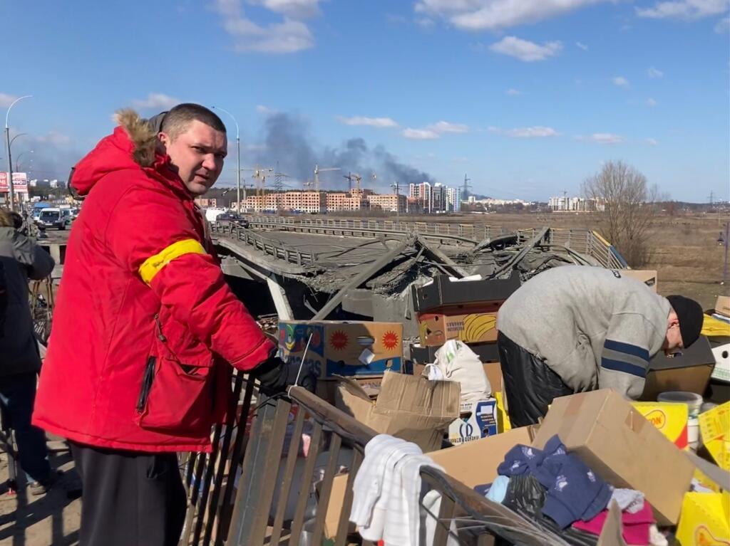 C’est donc à pied, dans les débris, que les habitants doivent traverser la rivière avant d’être pris en charge par des ambulances et des bus, vers Kiev.