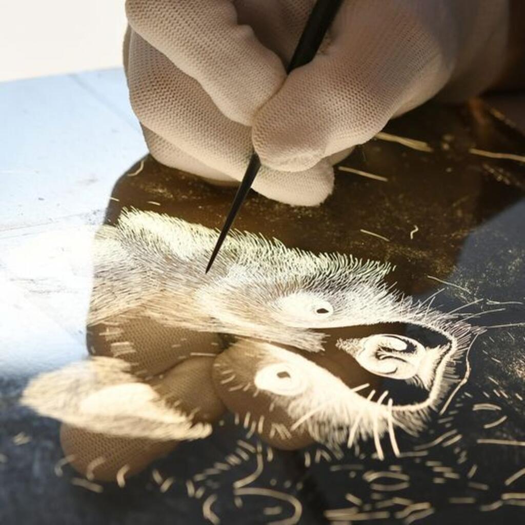 Détail du travail de verre églomisé