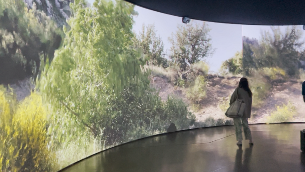 Intitulada “Pleasent Places”, a videoarte em 360 graus assinada pelo artista Quayola é uma estrutura circular de 170 m². Grandes telas curvas exibem imagens de florestas.