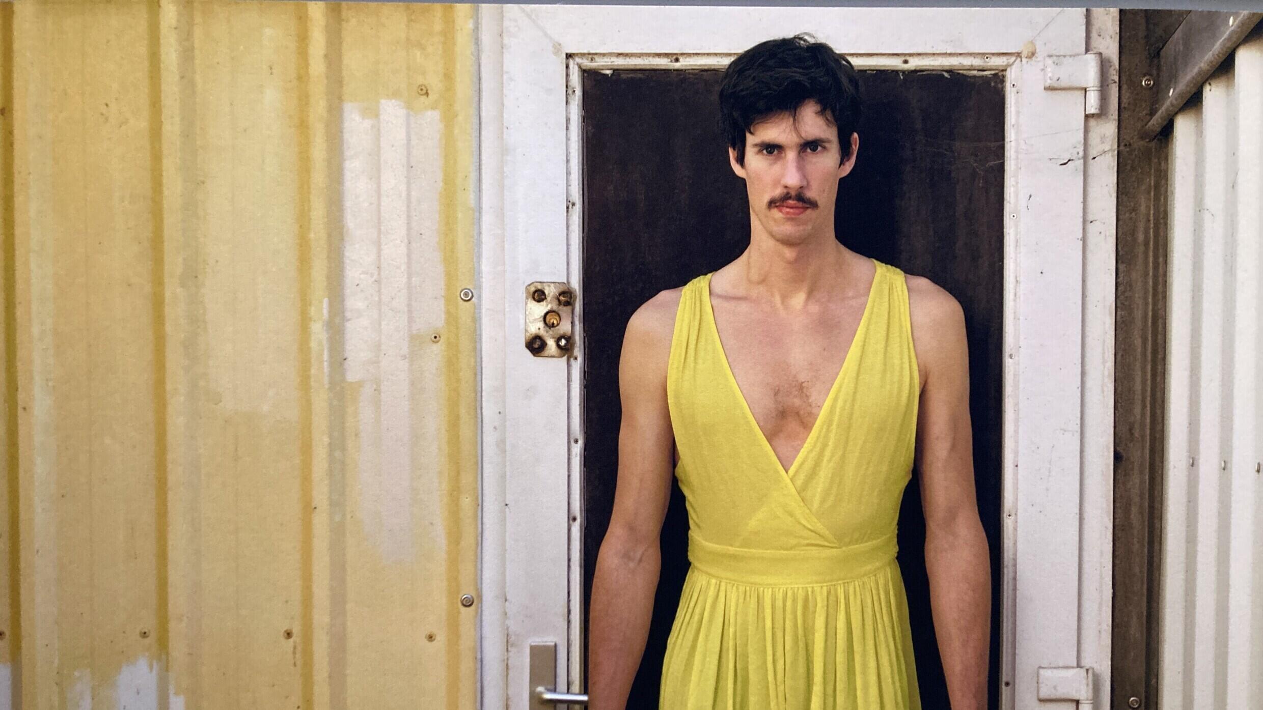 « Adrien, Brest », photo de Scarlett Coten dans « La disparition de James Bond », exposée dans « La France sous leurs yeux » à la Bibliothèque Nationale de France.