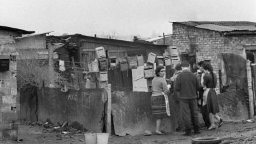 Dès les années 50, des bidonvilles furent créés à Nanterre, et jusqu'à 10 000 Algériens y vécurent jusqu’au début des années 70.