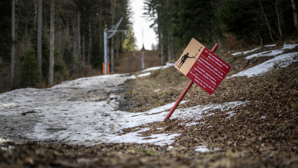 Une remontée mécanique fermée par manque de neige avant le début des vacances de février, dans les Préalpes suisses, le 6 février 2024.