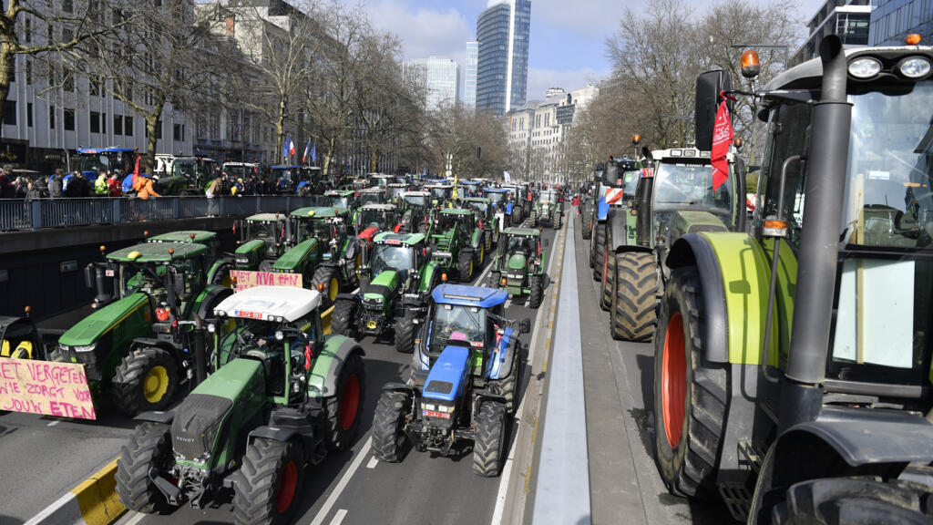 Des agriculteurs bloquent la circulation lors d'une manifestation à Bruxelles, mars 2023 (photo d'illustration).