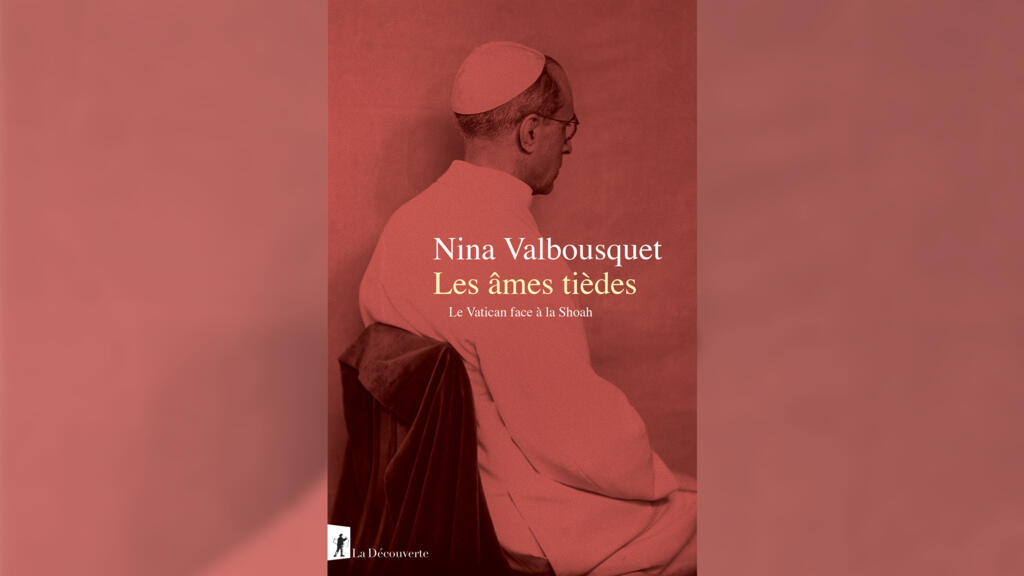 Couverture du livre «Les âmes tièdes. Le Vatican face à la Shoah»  de l'historienne Nina Valbousquet.